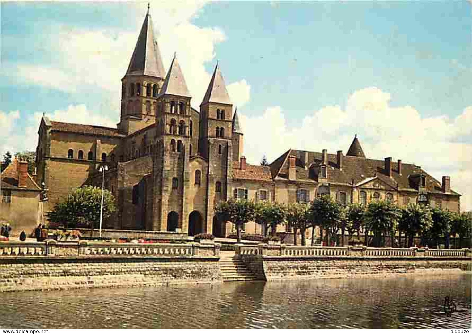 71 - Paray Le Monial - La Basilique Du Sacré Coeur Et La Bourbince - CPM - Voir Scans Recto-Verso - Paray Le Monial