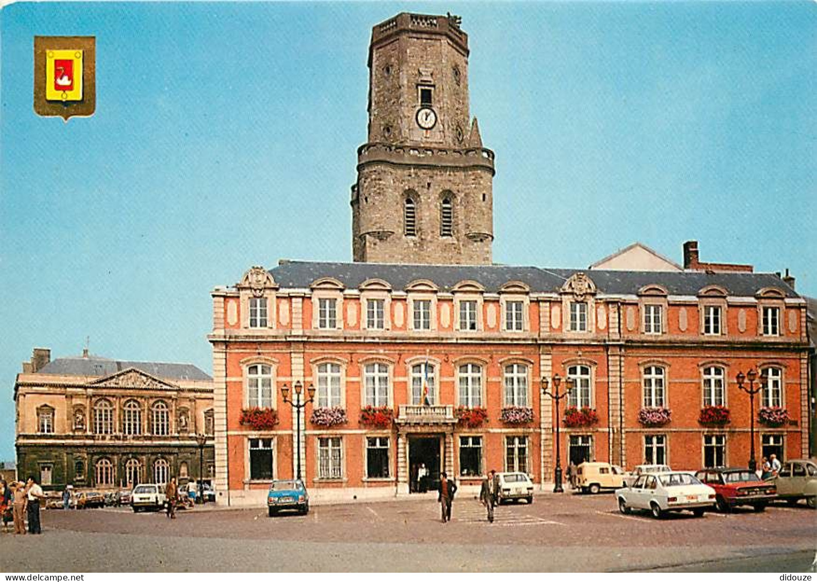 62 - Boulogne Sur Mer - L'Hôtel De Ville Et Le Beffroi  Au Fond Le Palais De Justice - CPM - Voir Scans Recto-Verso - Boulogne Sur Mer