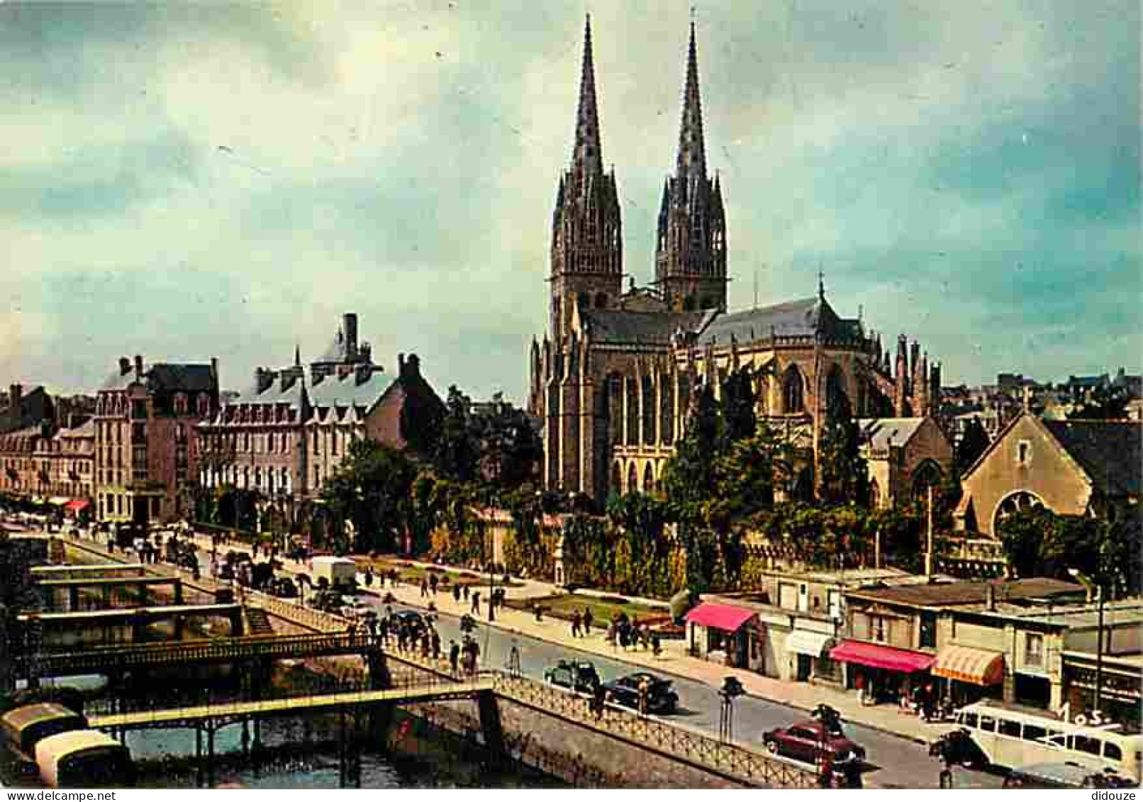 29 - Quimper - La Cathédrale Saint Corentin - Les Quais De L'Odet - Automobiles - Bus - Voir Scans Recto Verso  - Quimper