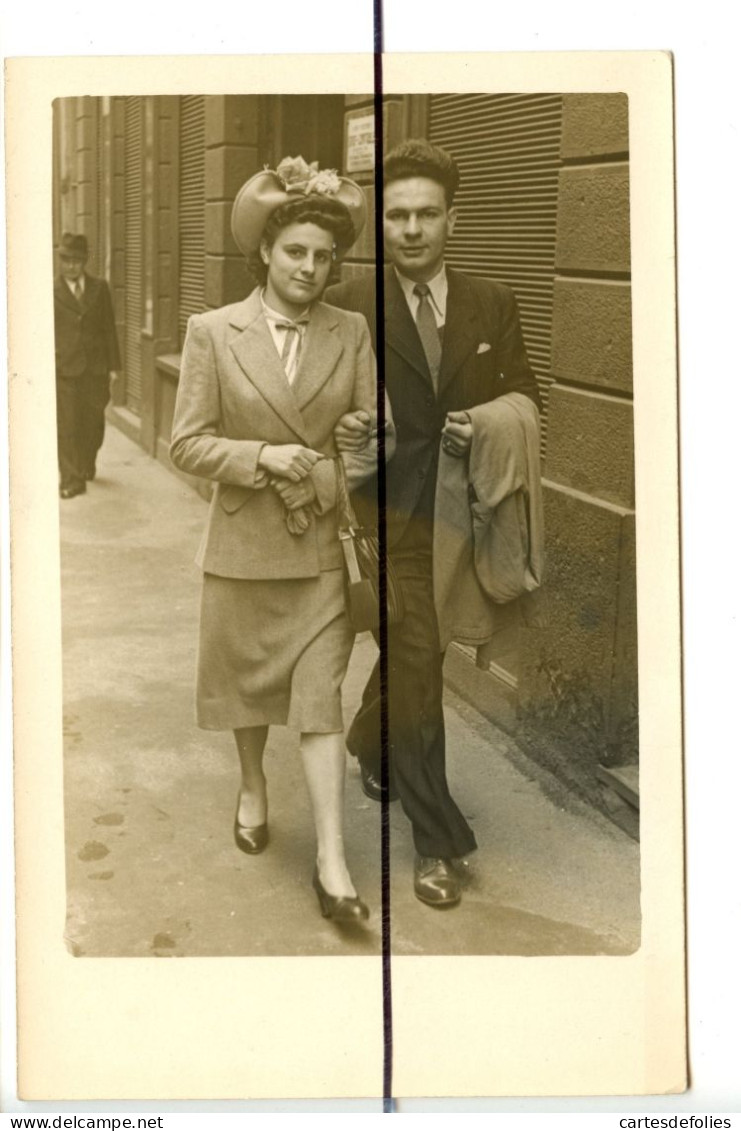 PHOTOGRAPHIE . LOIRE. SAINT CHAMOND. Un Couple Endimancher Dans Une Rue . Avril 1948 - Lieux