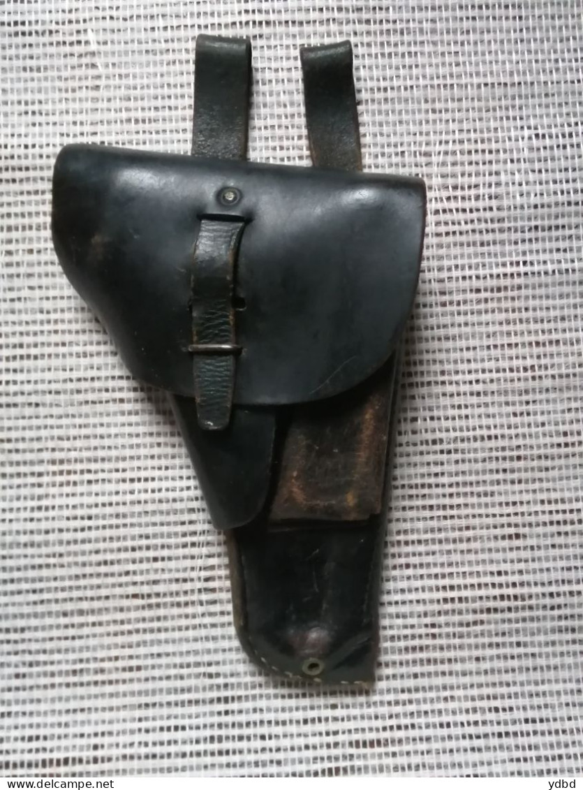 UN HOLSTER DE CEINTURE - Equipement