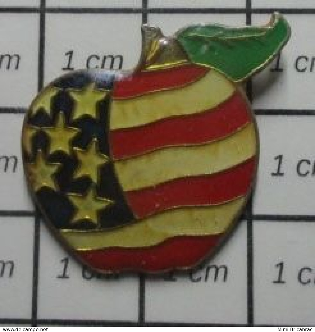 3417 Pin's Pins / Beau Et Rare / ALIMENTATION / POMME AUX COULEURS DU DRAPEAU USA - Levensmiddelen