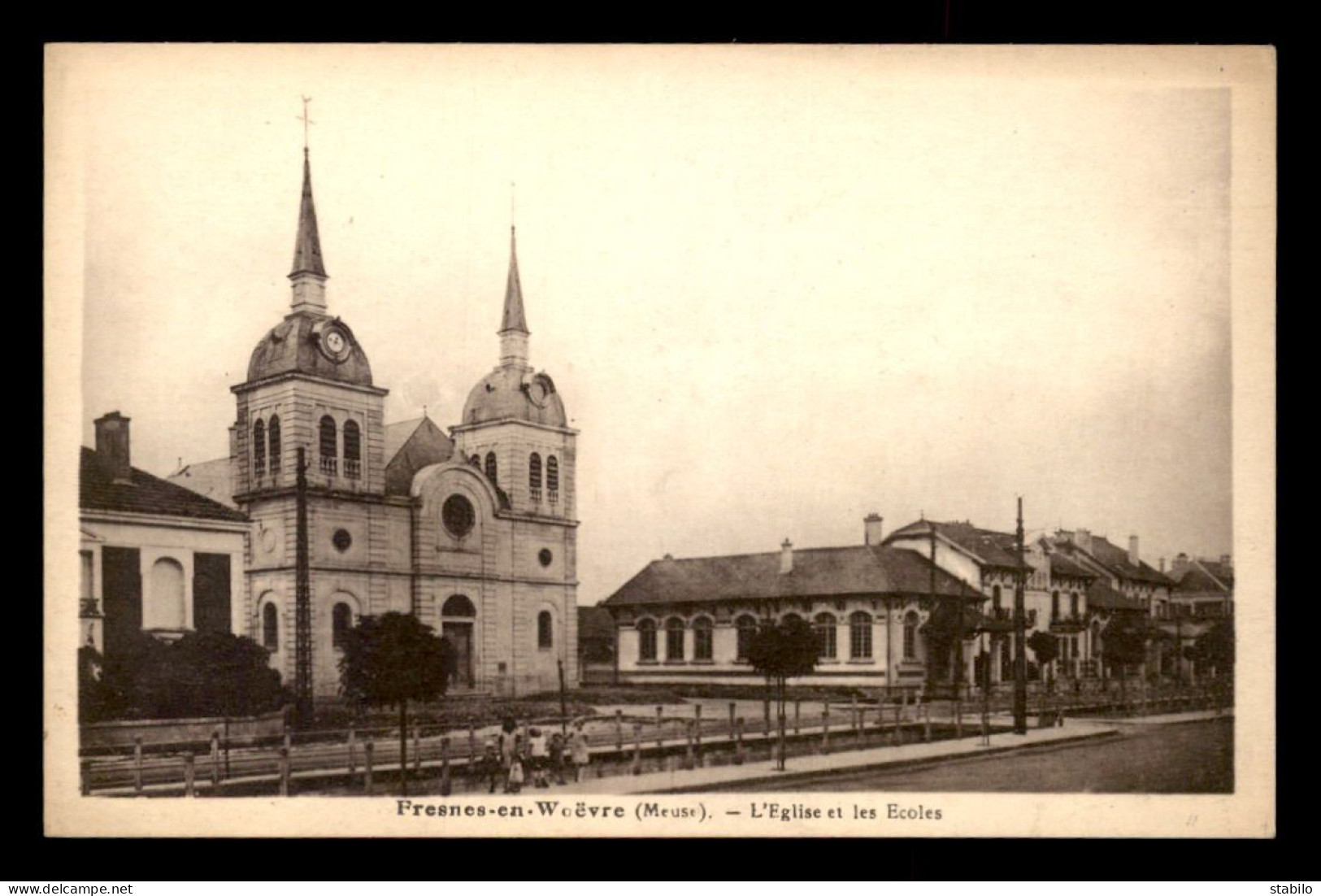 55 - FRESNES-EN-WOEVRE - L'EGLISE ET LES ECOLES - EDITEUR GOUVIGNON - Other & Unclassified