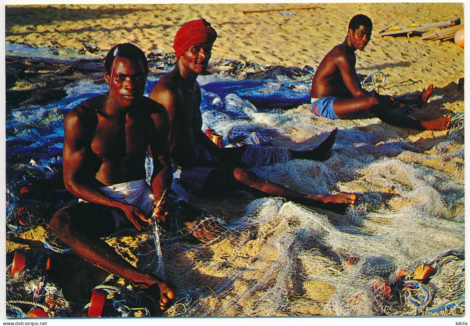 CPSM 10.5 X 15 République Populaire Du BENIN   Retour De Pêche  Réparation Des Filets Pêcheurs Sable - Benín