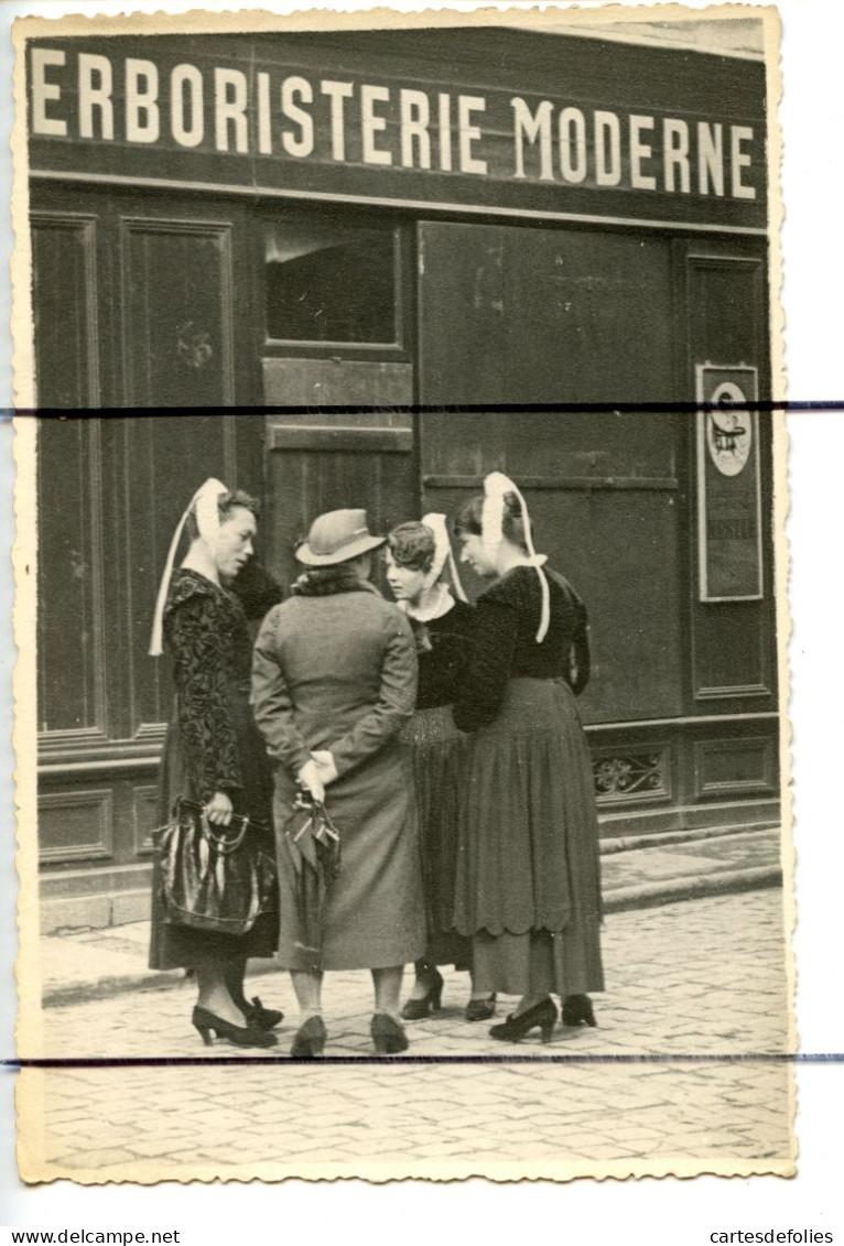 PHOTOGRAPHIE. Quimper. Papotages Devant La Boutique Magasin Herboristerie Moderne . Femmes En Tenues Bretonne - Lieux