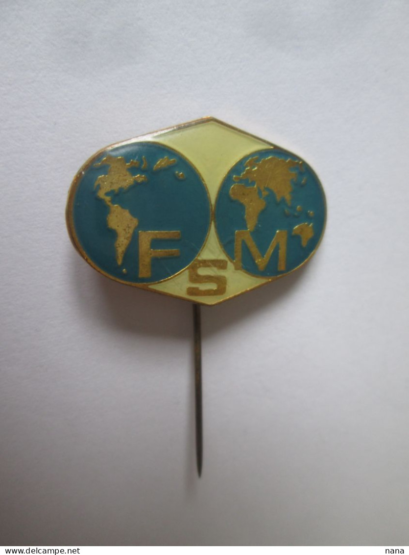 Insigne Federation Syndicale Mondiale Vers 1970,taille=25x18 Mm/World Trade Union 1970s Badge,size=25x18 Mm - Asociaciones