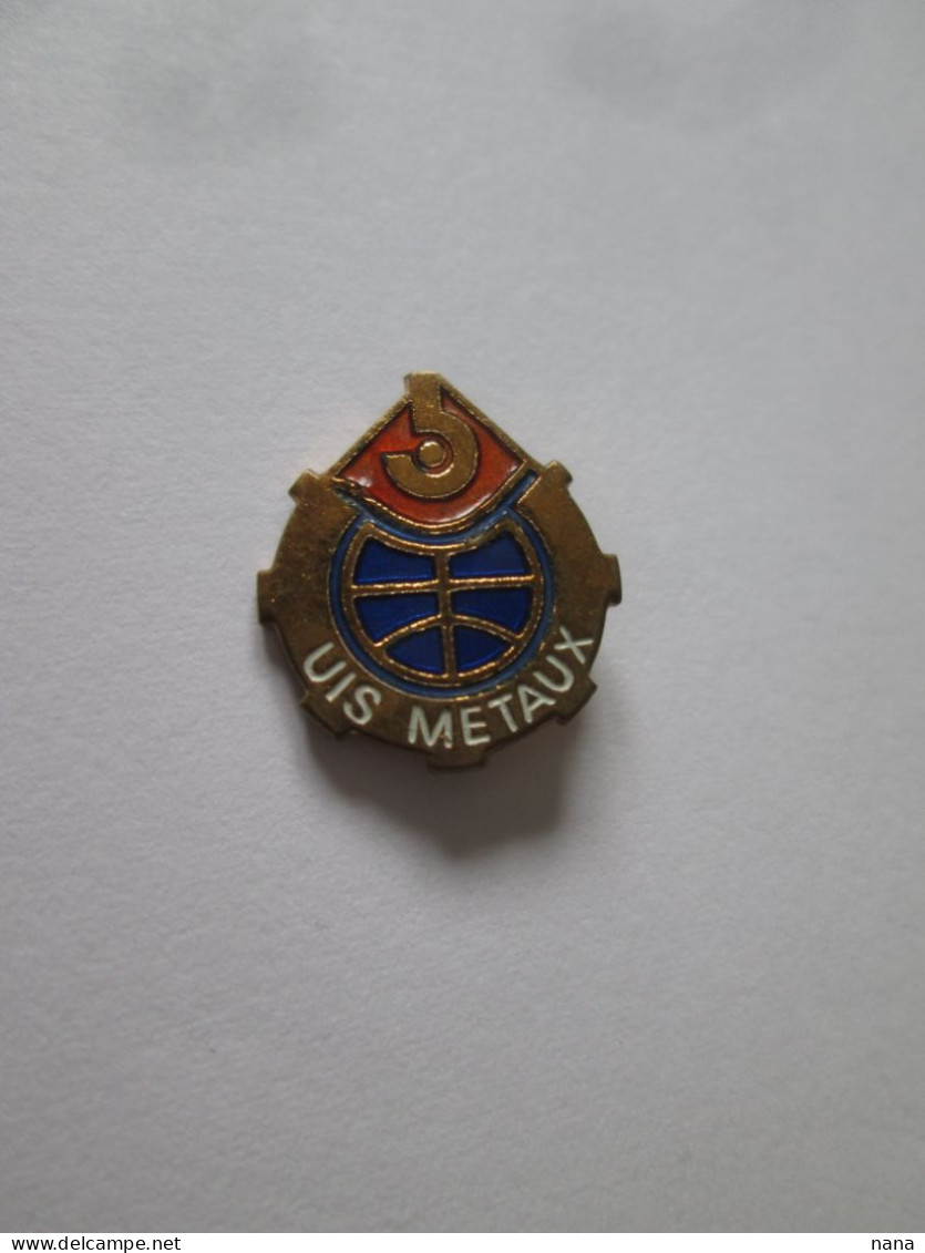 Insigne Federation Syndicale UIS Metaux Vers 1970,taille=16x14 Mm/Uis Metaux Trade Union 1970s Badge,size=16x14 Mm - Associations