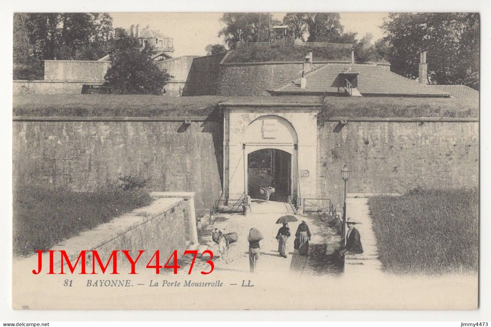 CPA - BAYONNE - La Porte Mousserolle ( Rue Bien Animée ) N° 81 - L L - Bayonne