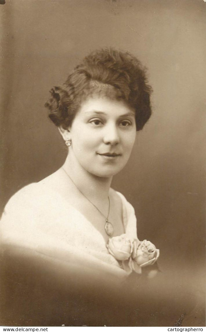 Social History Souvenir Real Photo Elegant Woman Locket Coiffure Rose Wien 1919 - Fotografie