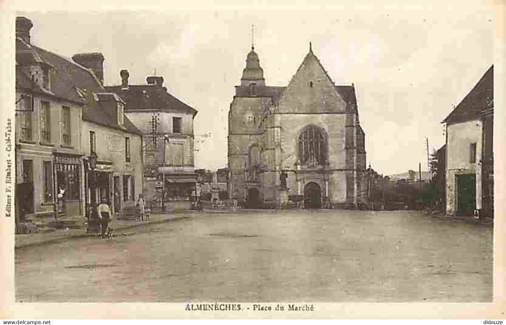 61 - Almenèches - Place Du Marché - Animée - CPA - Voir Scans Recto-Verso - Sonstige & Ohne Zuordnung