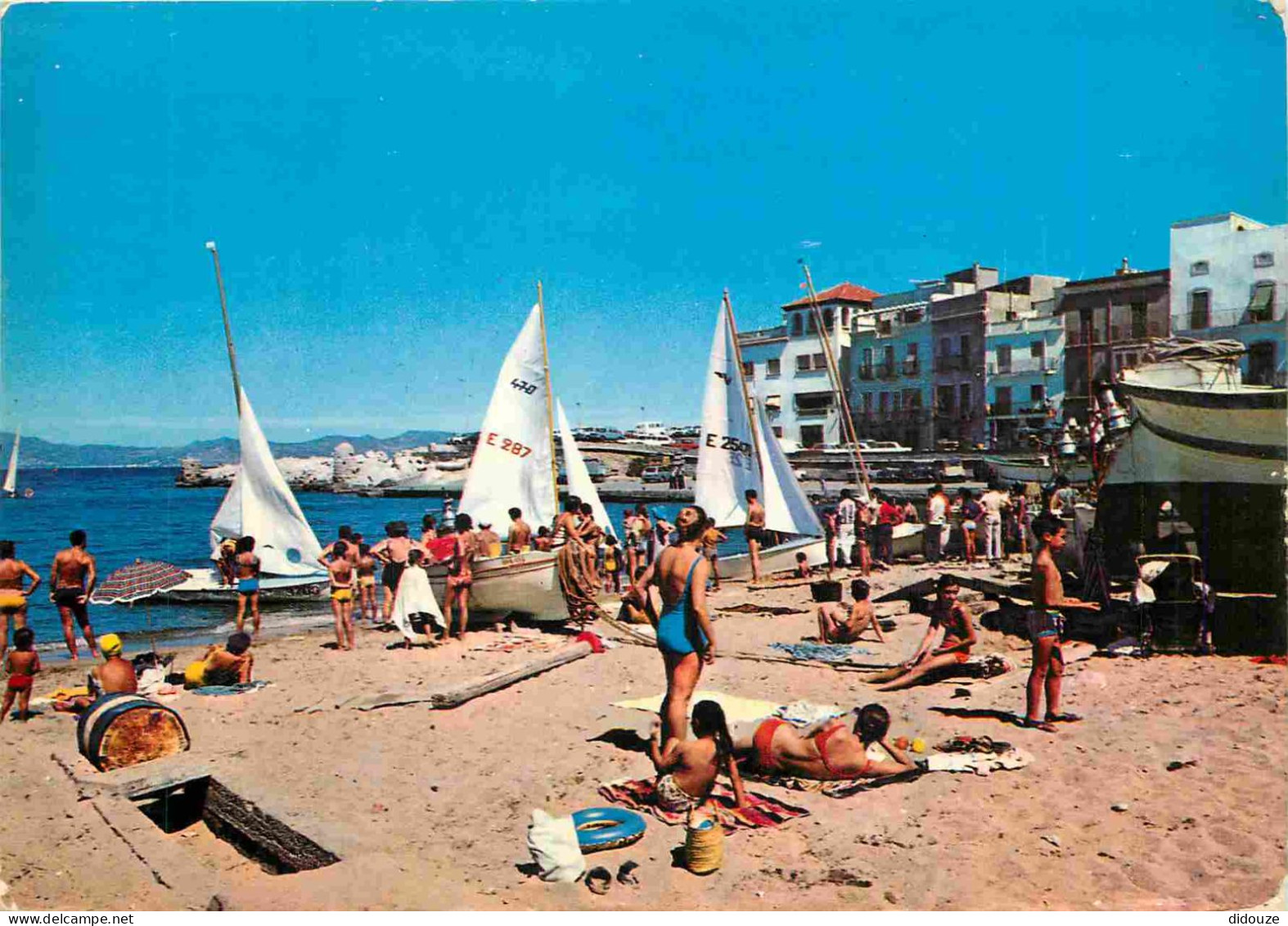 Espagne - Espana - Cataluna - Costa Brava - La Escala - Playa - Plage - Femme En Maillot De Bain - CPM - Voir Scans Rect - Gerona