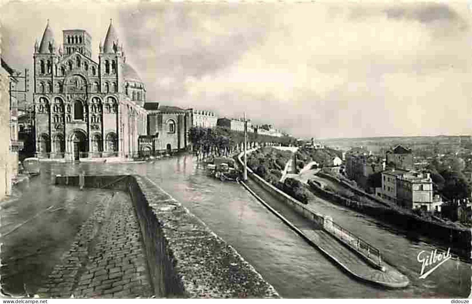 16 - Angouleme - La Cathédrale Saint-Pierre - Les Remparts - Automobiles - CPM - Voir Scans Recto-Verso - Angouleme