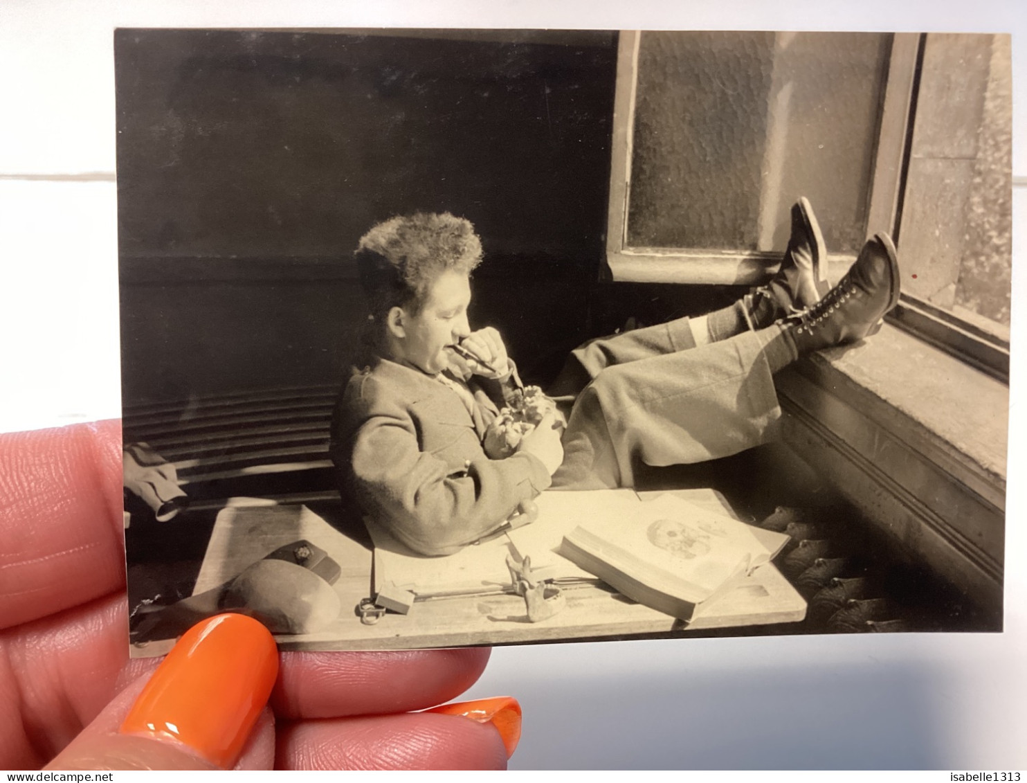 Photo  Snapshot 1950 Homme, Militaire, Assis Stylo à La Bouche, En Train De Réviser, Dessin Sur Un Bureau, Les Pieds Sur - Guerra, Militari