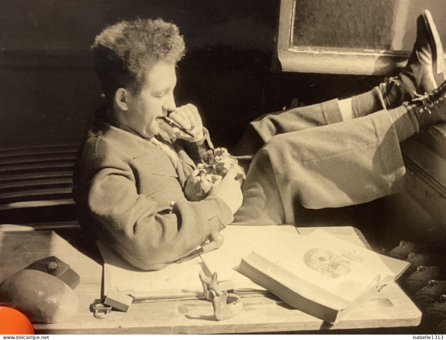 Photo  Snapshot 1950 Homme, Militaire, Assis Stylo à La Bouche, En Train De Réviser, Dessin Sur Un Bureau, Les Pieds Sur - Guerra, Militari