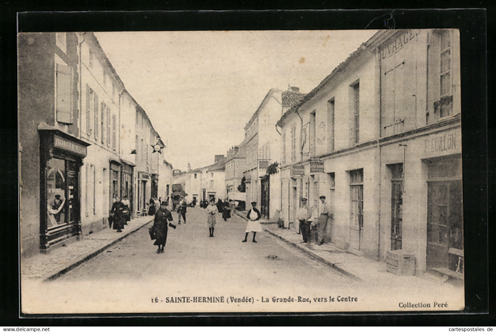 CPA Sainte-Hermine, La Grande Rue, Vers Le Centre  - Sainte Hermine