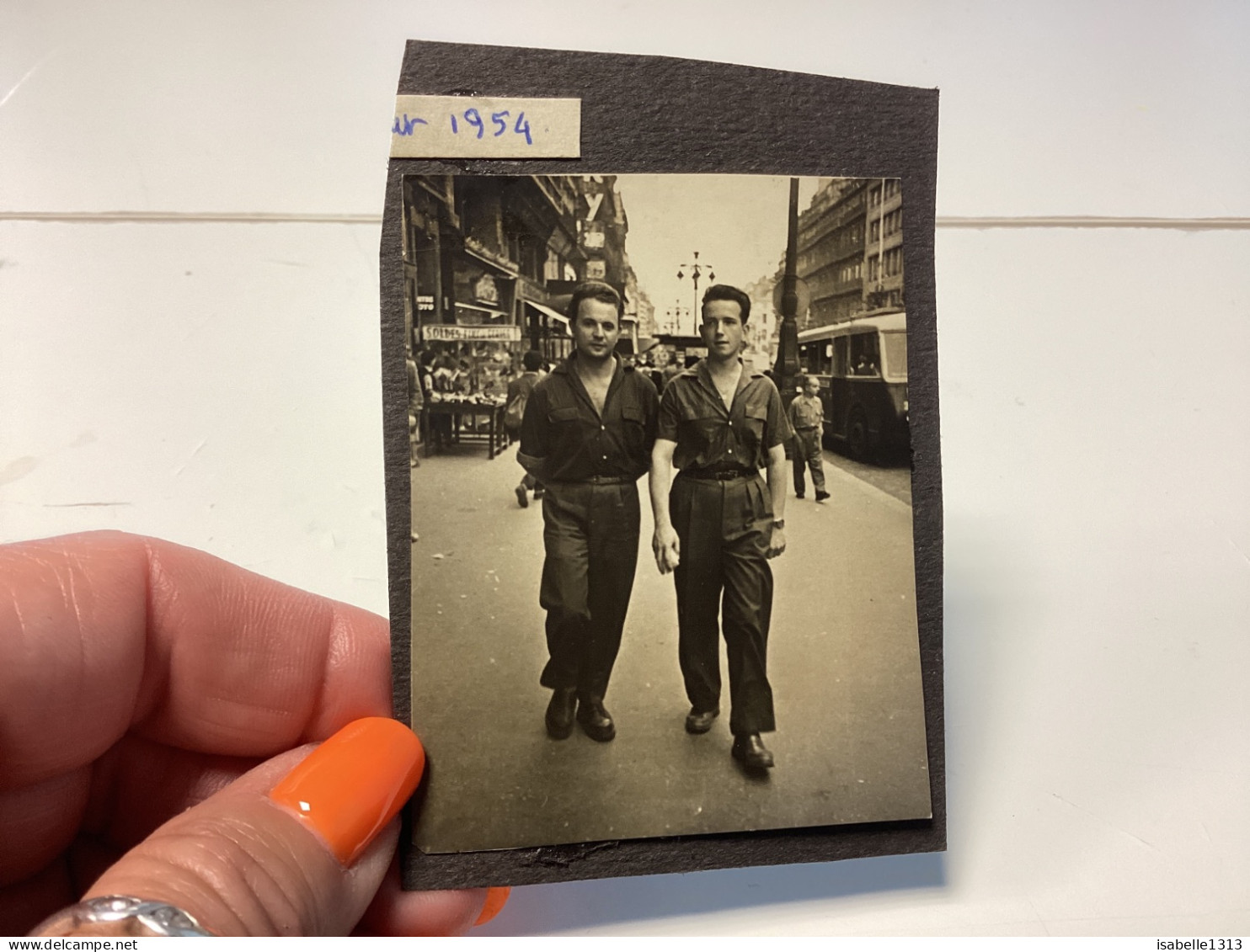 Photo Couleur Snapshot 1950 Homme Militaire En Train De Marcher à Marseille Commerce Magasin Bus, Camion Voiture - Guerre, Militaire