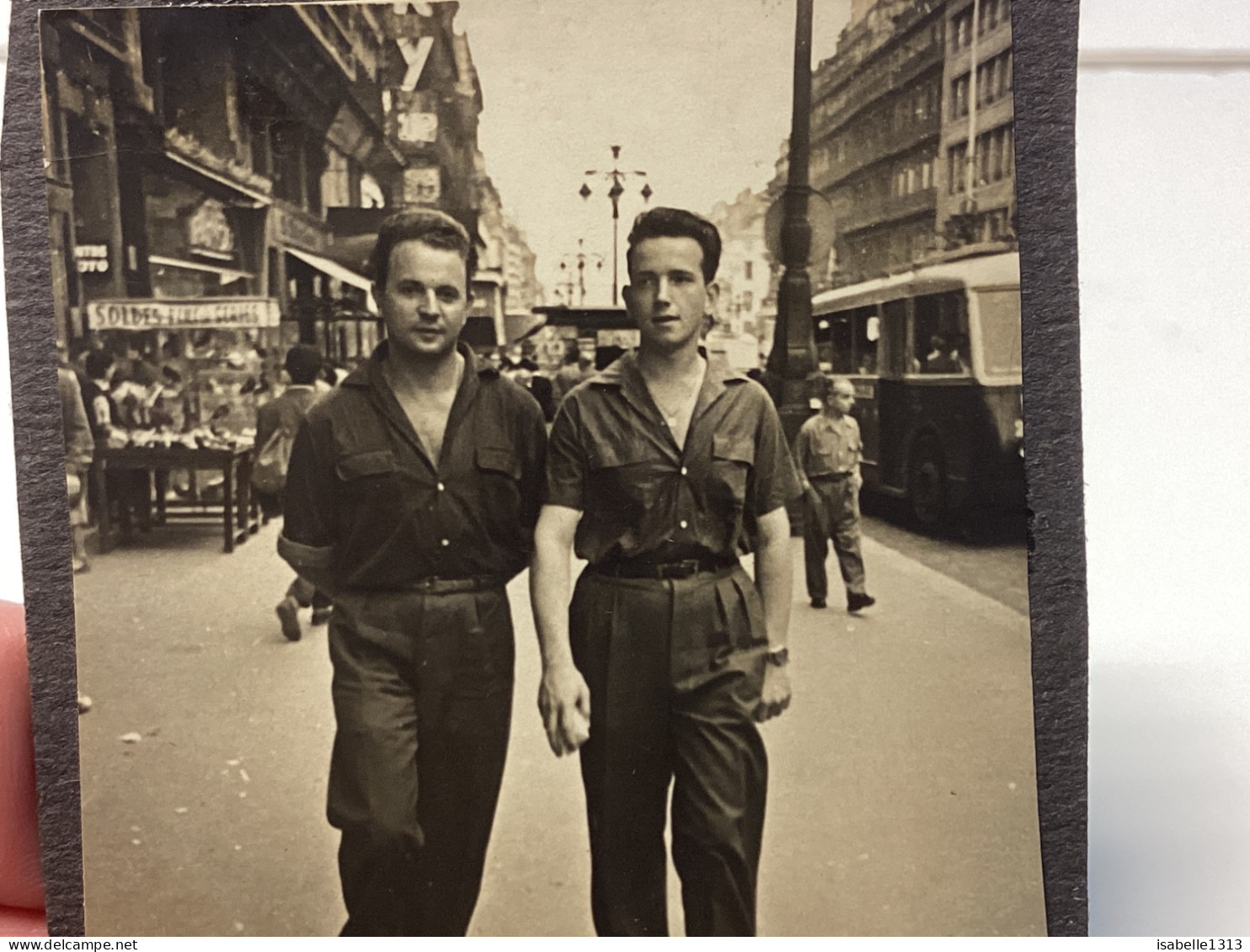 Photo Couleur Snapshot 1950 Homme Militaire En Train De Marcher à Marseille Commerce Magasin Bus, Camion Voiture - Guerre, Militaire