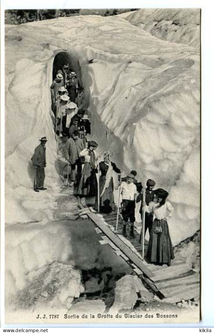 CPSM 9 X 14  Haute Savoie  Sortie De La Grotte Du Glacier Des Bossons  (les Touristes Sur Un Pont De Bois) - Altri & Non Classificati
