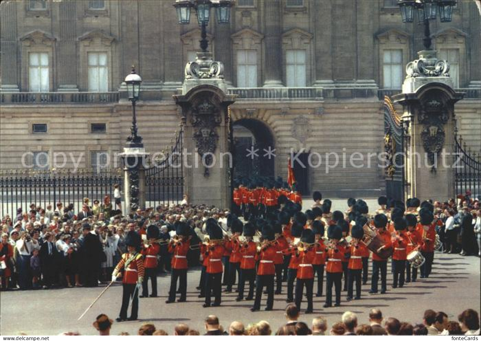 72350712 London Guards Band Leaving Buckingham Palace - Autres & Non Classés
