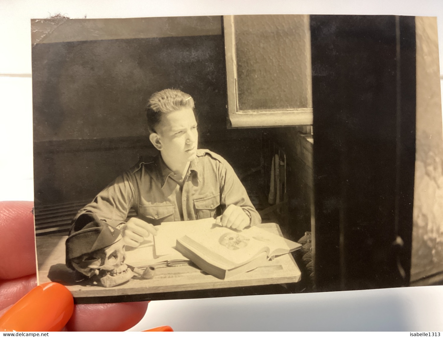 Photo Couleur Snapshot 1950 Homme Militaire Qui Révise, Tête De Mort, Crâne Avec Chapeau Militaire, Livre Tête, Tournée - Krieg, Militär