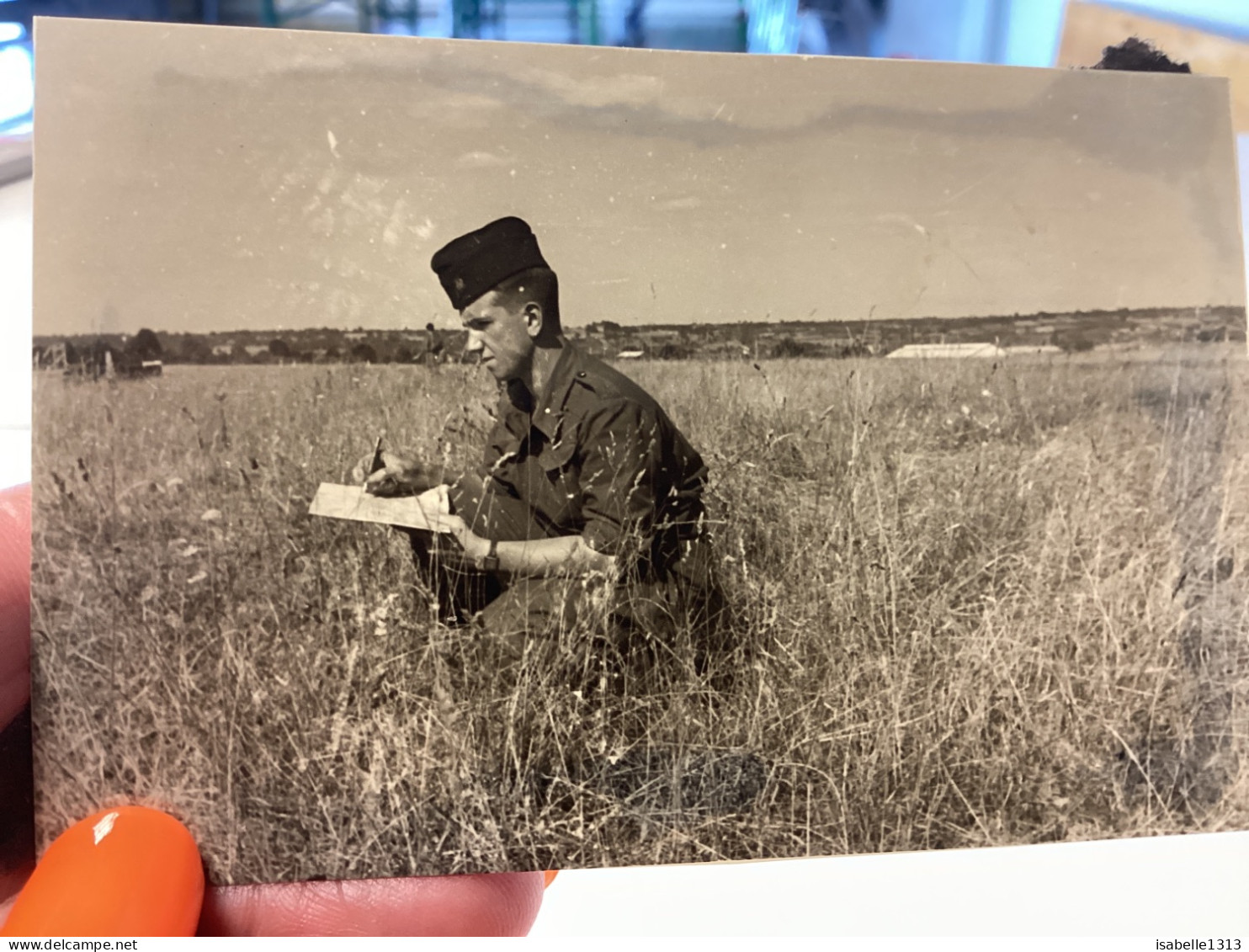 Photo Couleur Snapshot 1950 Homme Militaire Accroupie Dans L’herbe En Train D’écrire Sur Un Papier - Guerra, Militares