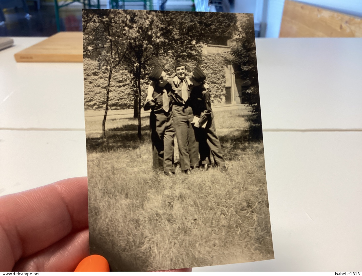 Photo Couleur Snapshot 1950 Homme Militaire Dans L’herbe Derrière Arbre Militaire, Qui Se Tiennent Par Le Cou Qui Rigole - Guerra, Militari