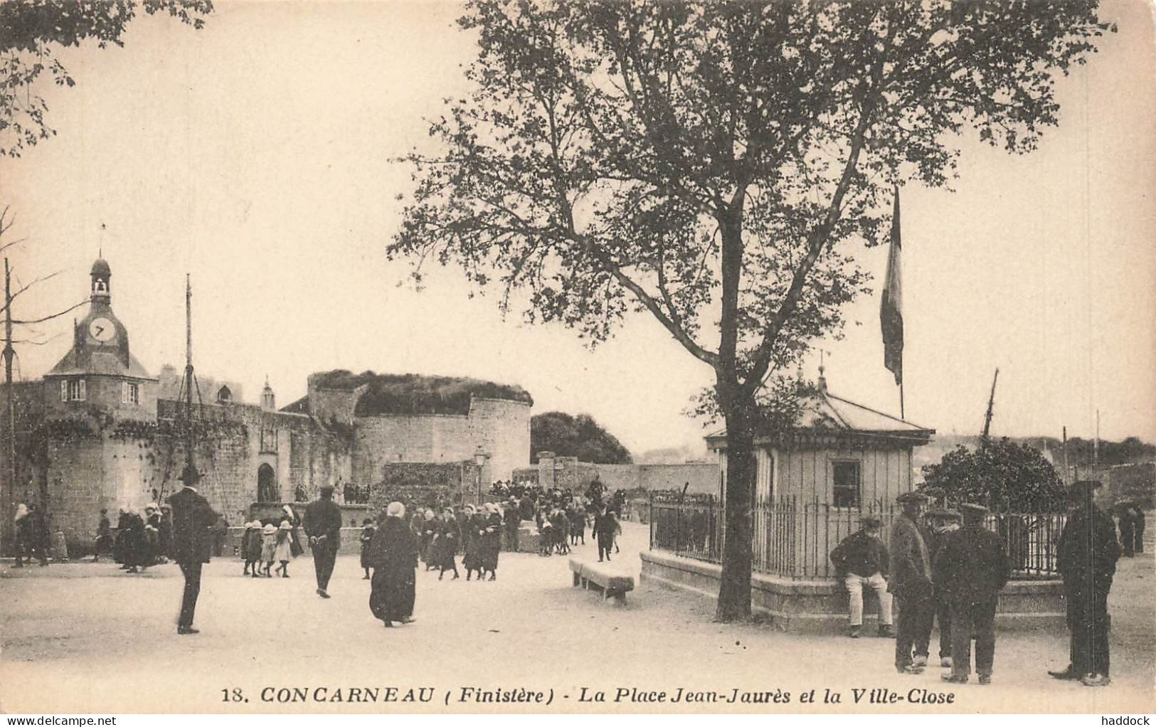 CONCARNEAU : LA PLACE JEAN JAURES ET LA VILLE CLOSE - Concarneau