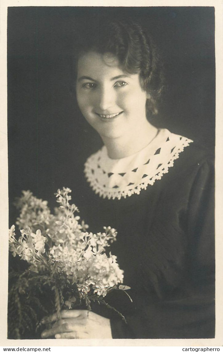 Social History Souvenir Real Photo Elegant Girl Flower Bouquet Austria 1936 - Photographie