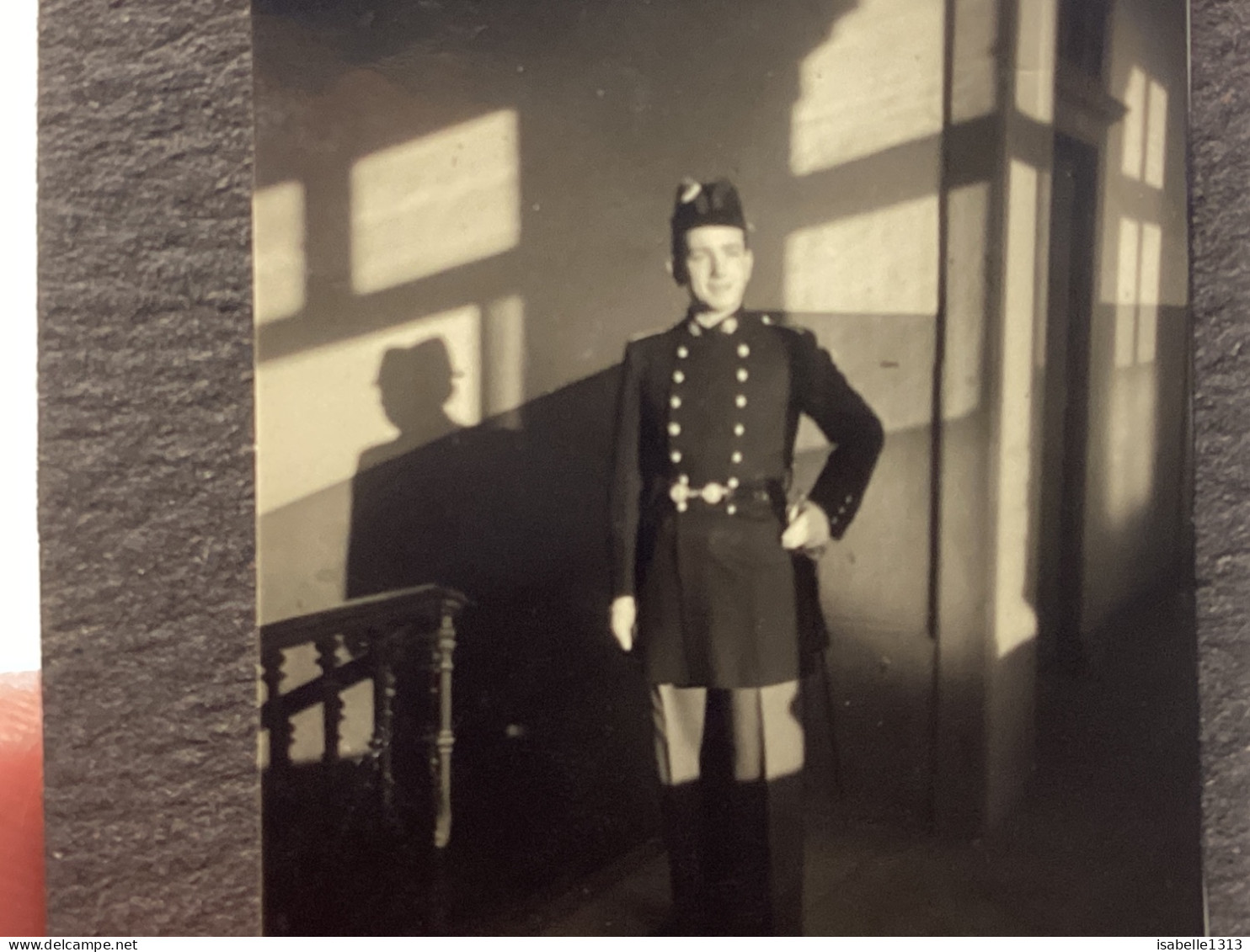 Photo Couleur Snapshot 1950 Homme, Militaire, Habillé En Tenue De Cérémonie Devant Une Porte Militaire - Guerra, Militares