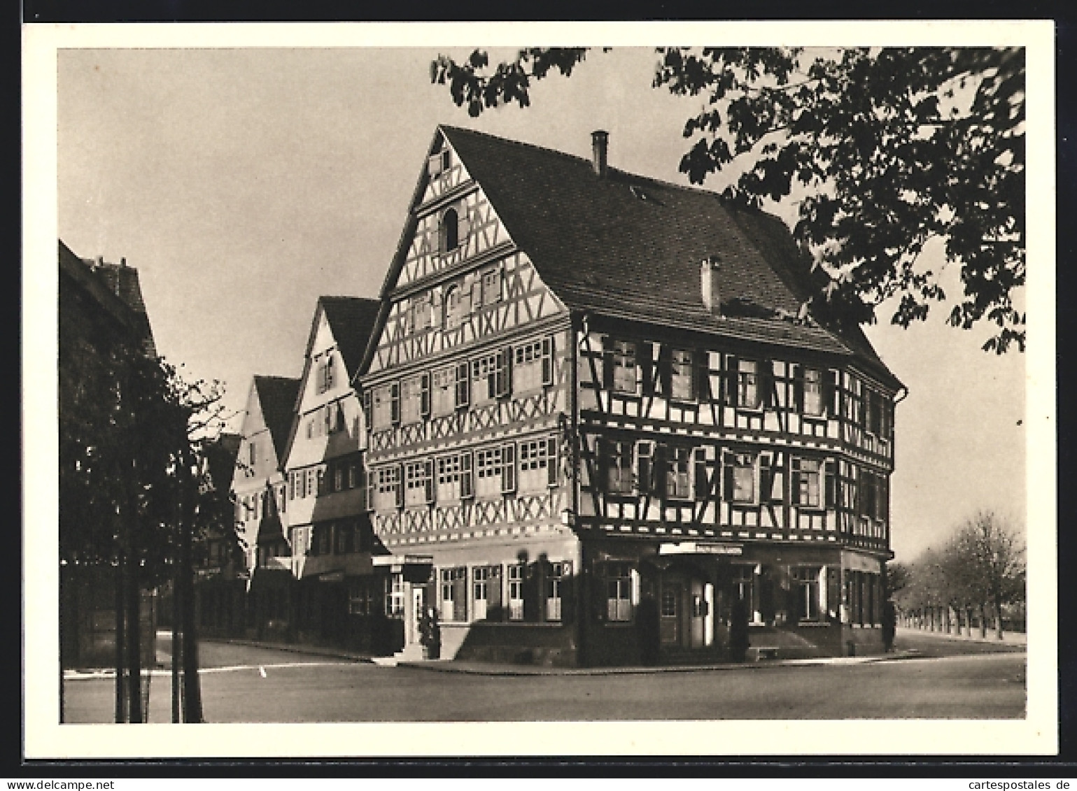 AK Schorndorf, Fachwerkgiebel Am Bahnhofsplatz, Bahnhotel  - Schorndorf