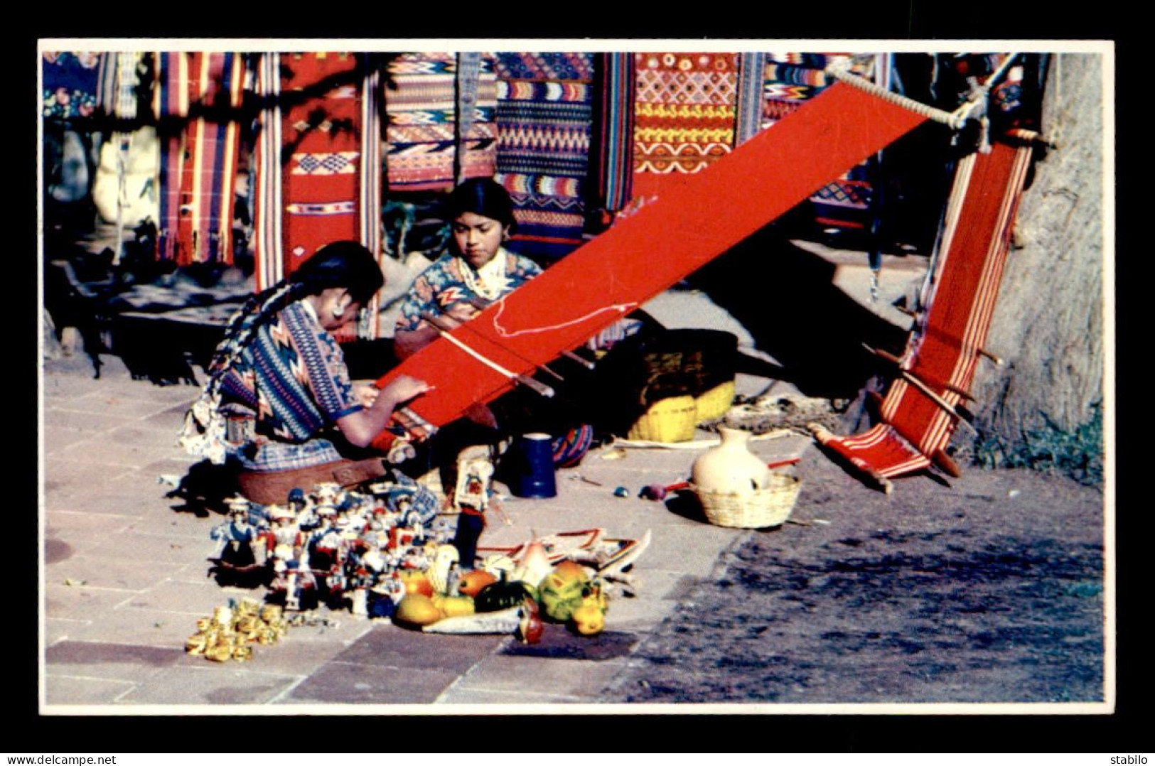 GUATEMALA - INDIGENAS TEJIENDO - Guatemala