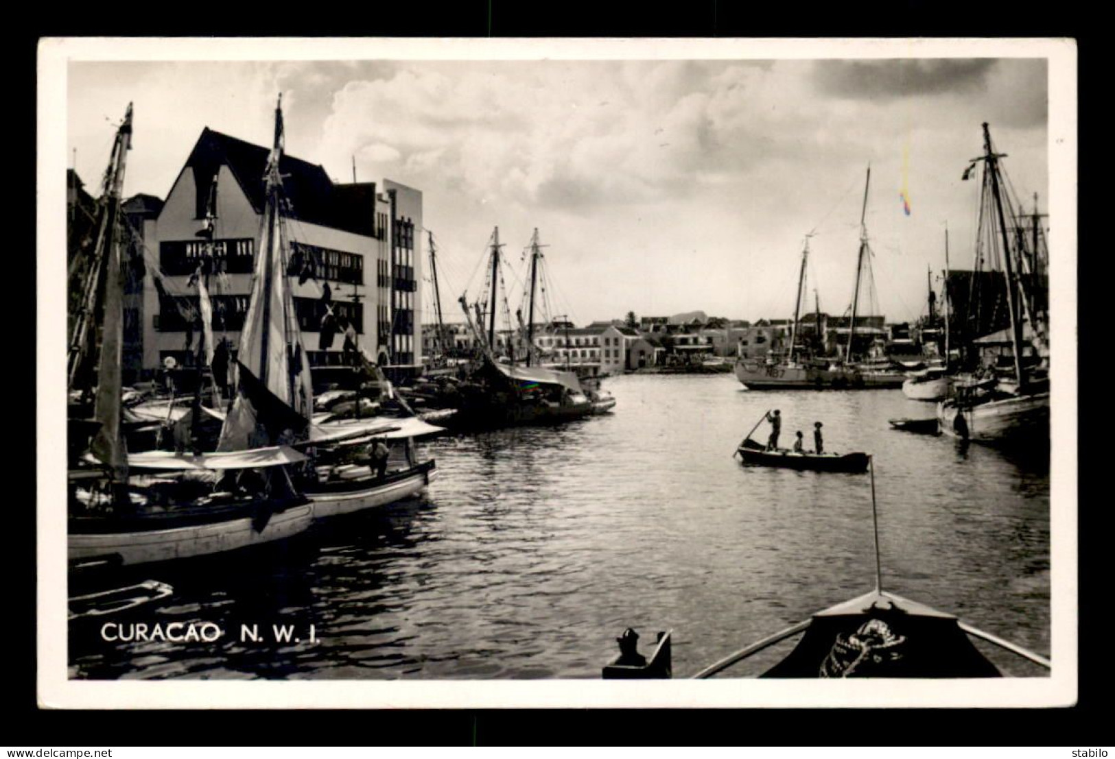 CURACAO - SCHOONER TRAFFIC IN WILLEMSTAD HARBOR - Curaçao