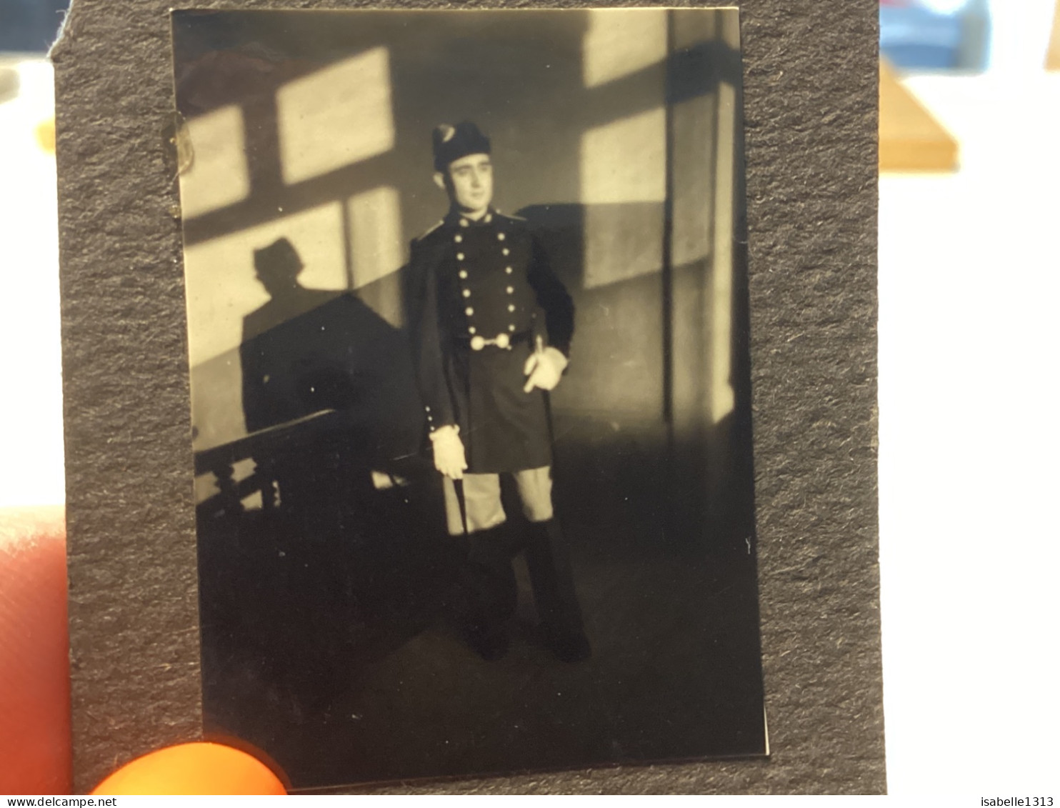 Photo Couleur Snapshot 1950 Homme, Militaire, Habillé En Tenue De Cérémonie Devant Une Porte Militaire - Guerra, Militari