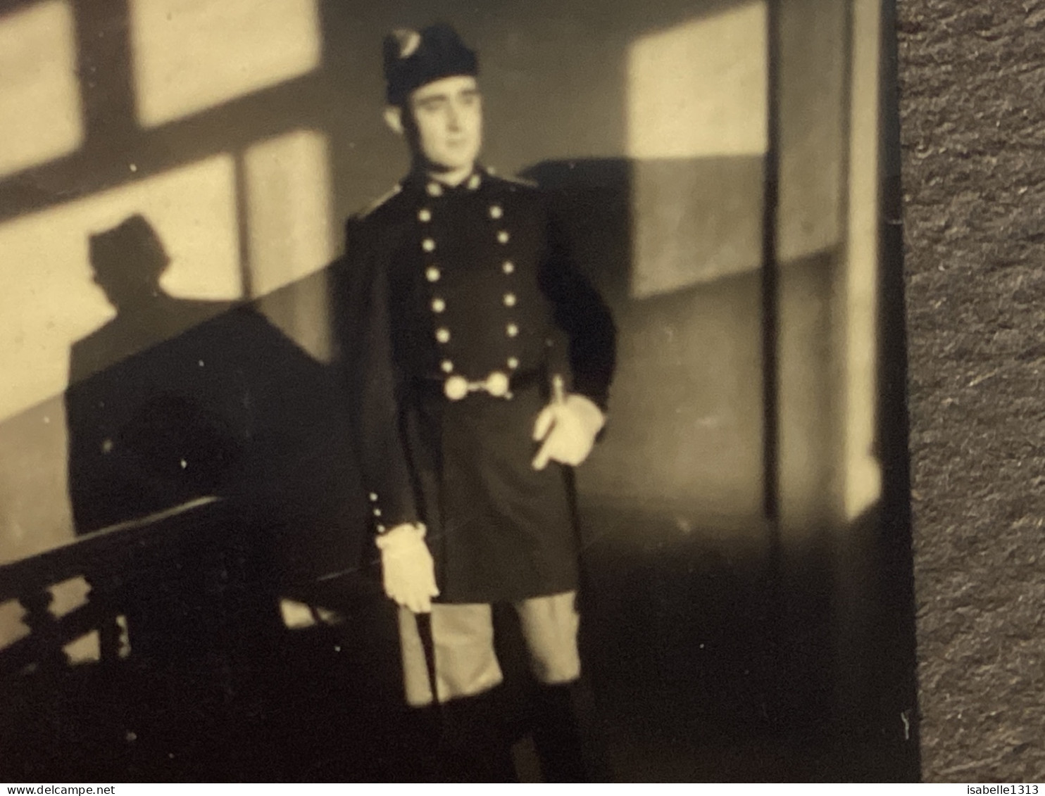 Photo Couleur Snapshot 1950 Homme, Militaire, Habillé En Tenue De Cérémonie Devant Une Porte Militaire - Guerra, Militares