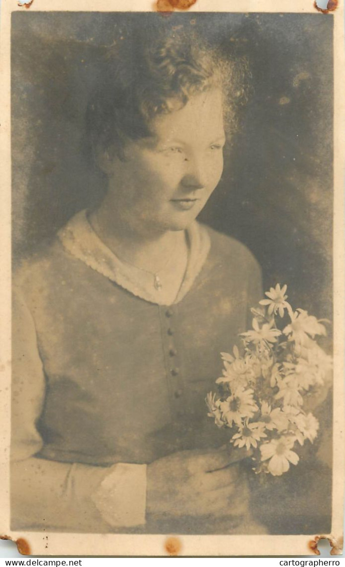 Social History Souvenir Real Photo Woman Flower Bouquet Coiffure - Photographie