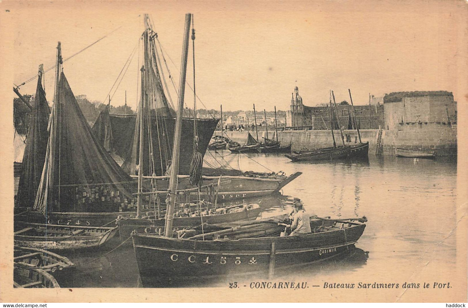 CONCARNEAU : BATEAUX SARDINIERS DANS LE PORT ( PLI BAS DROIT) - Concarneau