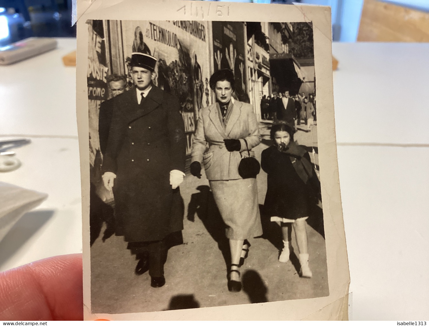 Snapshot 1950 Photo, Noir Et Blanc, Homme Militaire Qui Marche En Tenue Femme Qui Marche Avec Enfants, Commerce, Magasi - Personas Anónimos