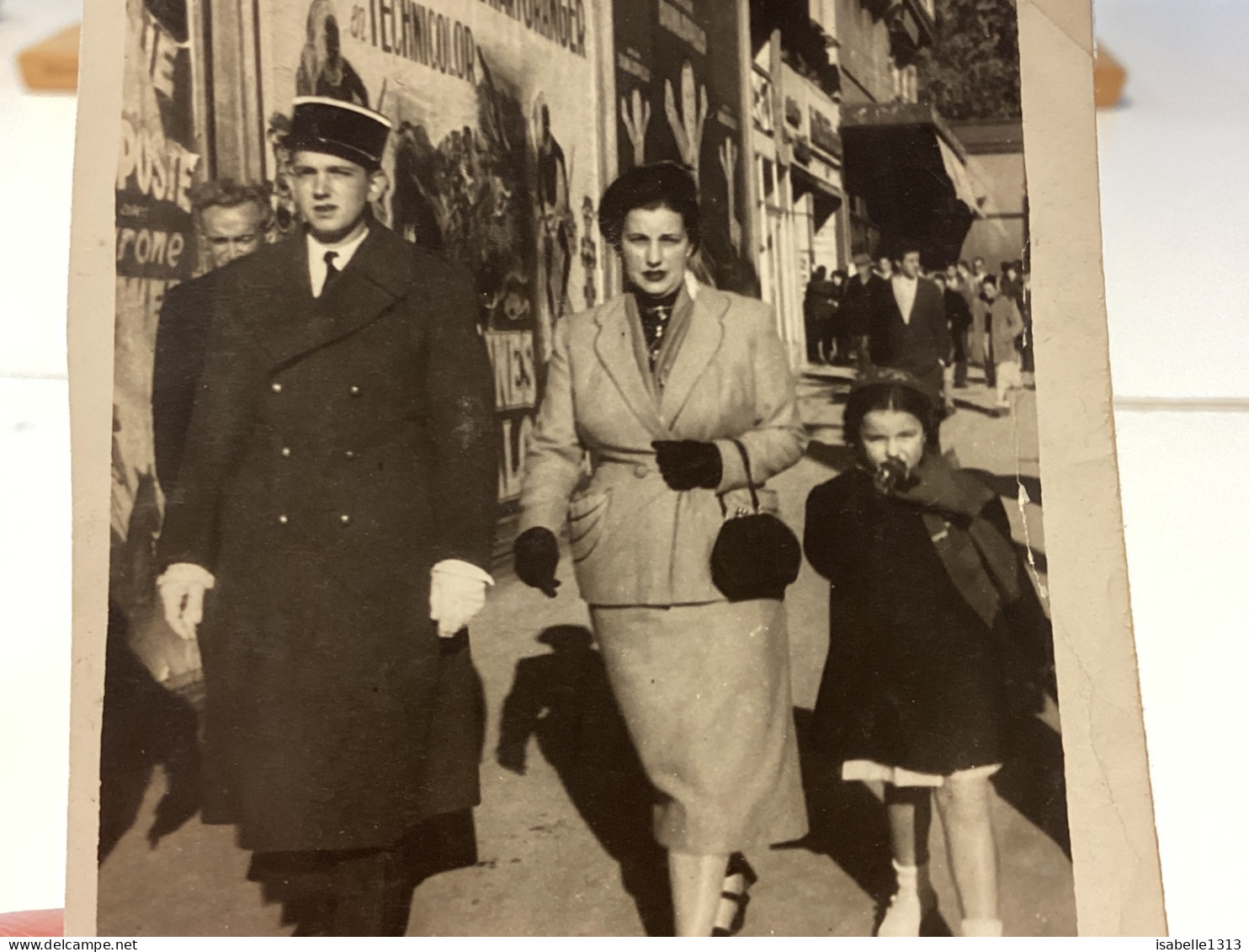 Snapshot 1950 Photo, Noir Et Blanc, Homme Militaire Qui Marche En Tenue Femme Qui Marche Avec Enfants, Commerce, Magasi - Personas Anónimos