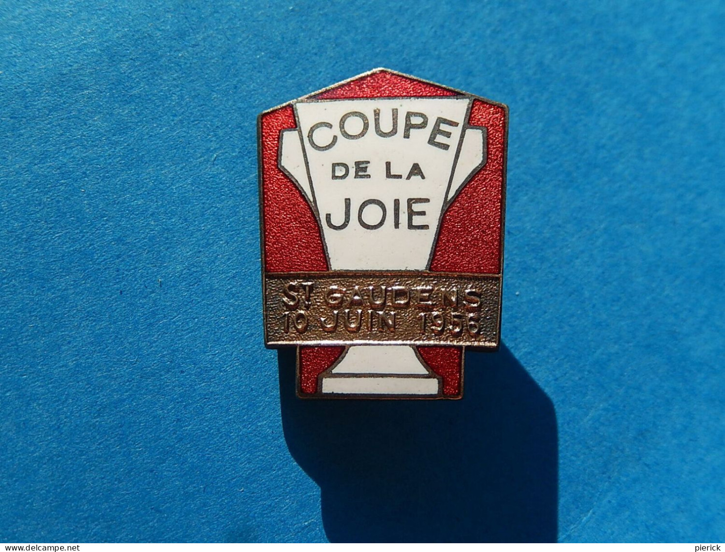 Insigne émaillé  Coupe De La Joie MRJC 1956 JEUNESSE CHRETIENNE RURALE Saint Gaudens HAUTE GARONNE - Asociaciones