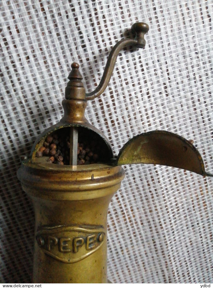 UN ANCIEN MOULIN A POIVRE PEPE -  ITALIEN - Outils Anciens