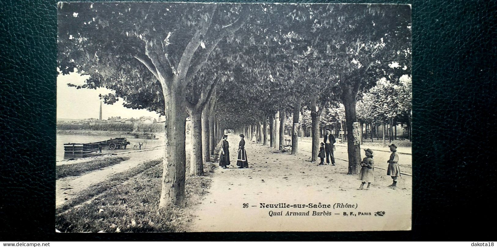 69 ,   Neuville Sur Saône , La Quai Armand Barbès Et Ses Promeneurs - Neuville Sur Saone