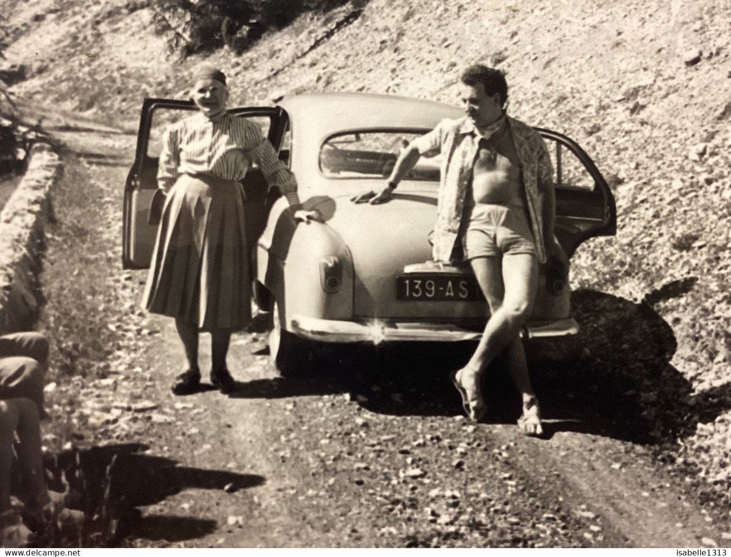 Snapshot 1950 Le Puy-en-Velay, Homme Femme Au Bord De La Route  Contre La Voiture Peugeot Renault Citroën - Auto's