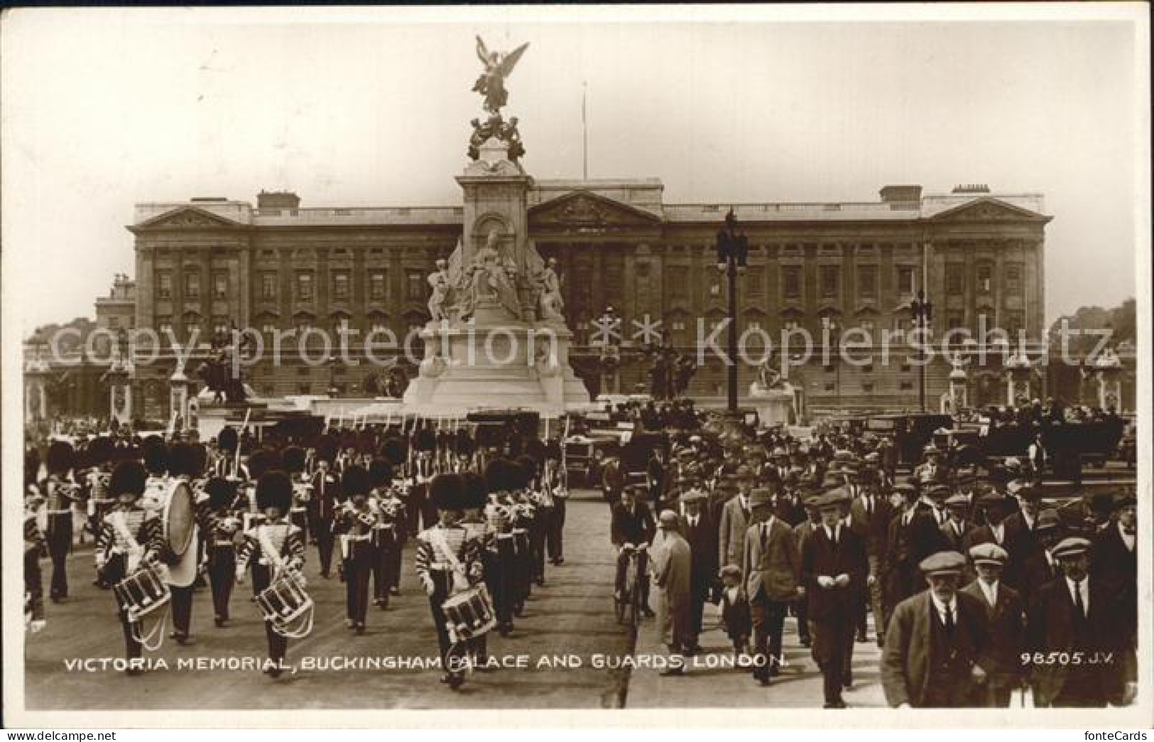 72155373 London Victoria Memorial Buckingham Palace And Guards - Autres & Non Classés