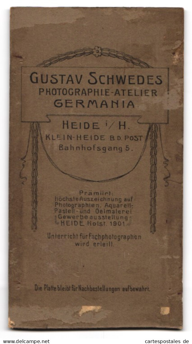 Fotografie Gustav Schwede, Heide I. H.-Klein-Heide, Bahnhofsgang 5, Junge Dame In Weisser Kleidung  - Personas Anónimos