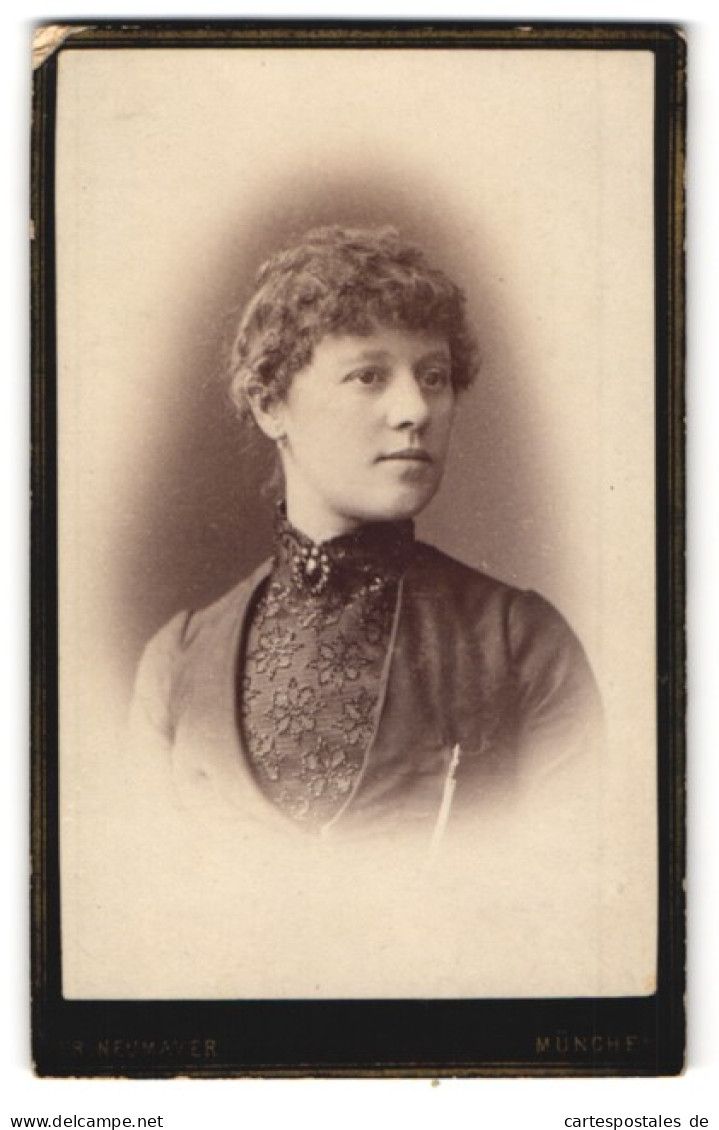 Fotografie Fr. Neumayer, München, Neuhauserstr. 29, Luitpoldstr. 9, Junge Dame Im Kleid Mit Kragenbrosche  - Anonymous Persons