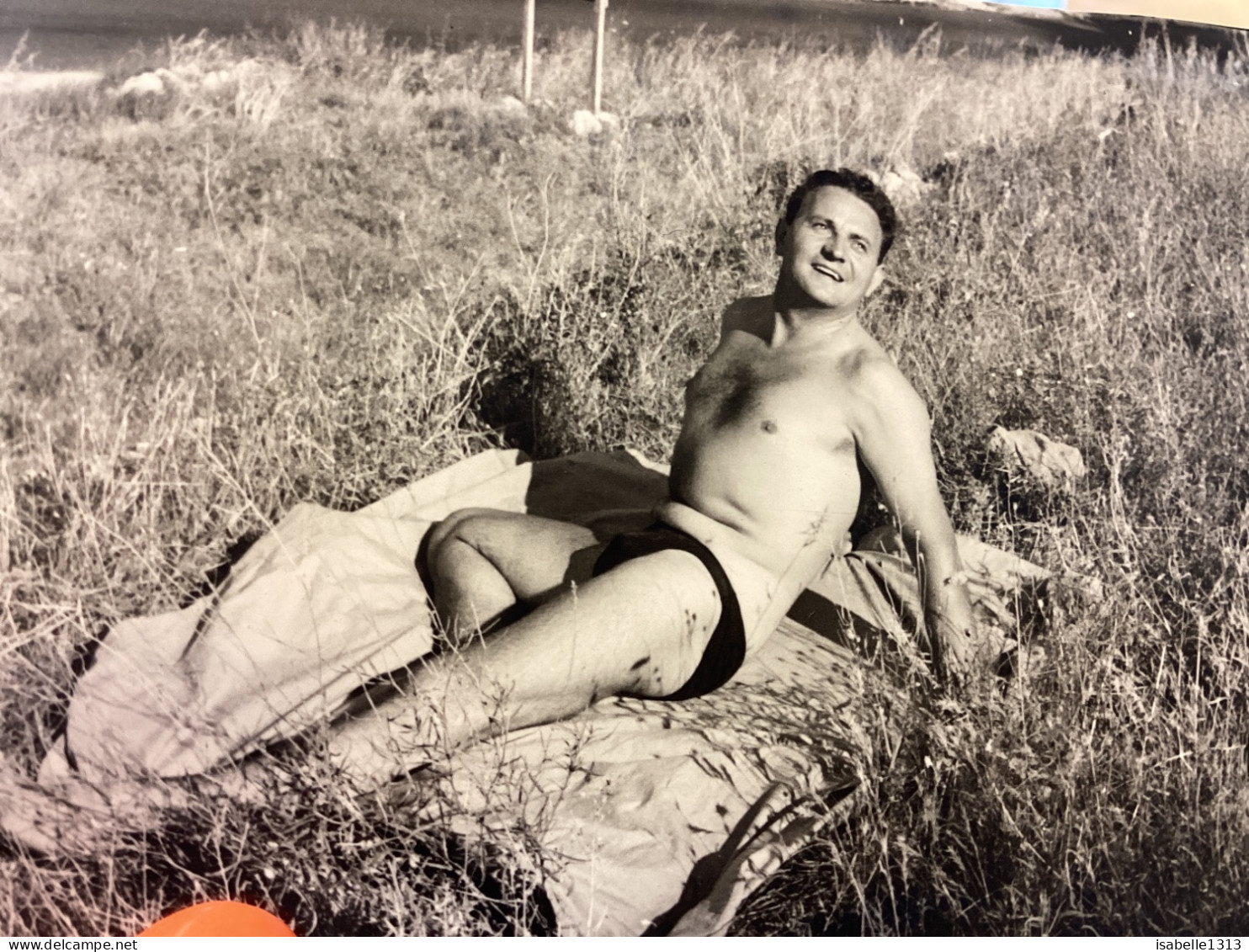 Photo Snapshot 1950  Le Puy-en-Velay Homme, Allongé Sur Une Serviette De Profil, En Maillot De Bain, Slip, Culotte - Anonieme Personen