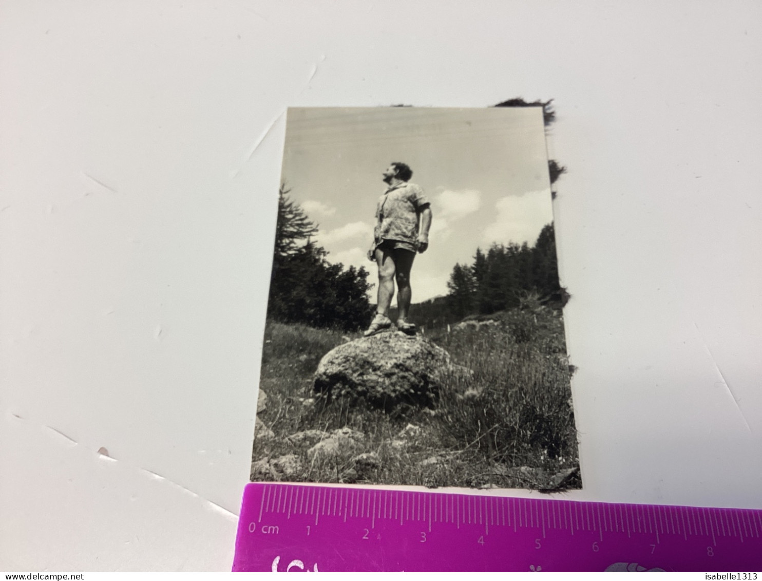 Photo Snapshot 1950  Le Puy-en-Velay Homme, Debout Sur Un Rocher, Tête, Tournée De Profil En Short, Short, Chemise Chemi - Personnes Anonymes