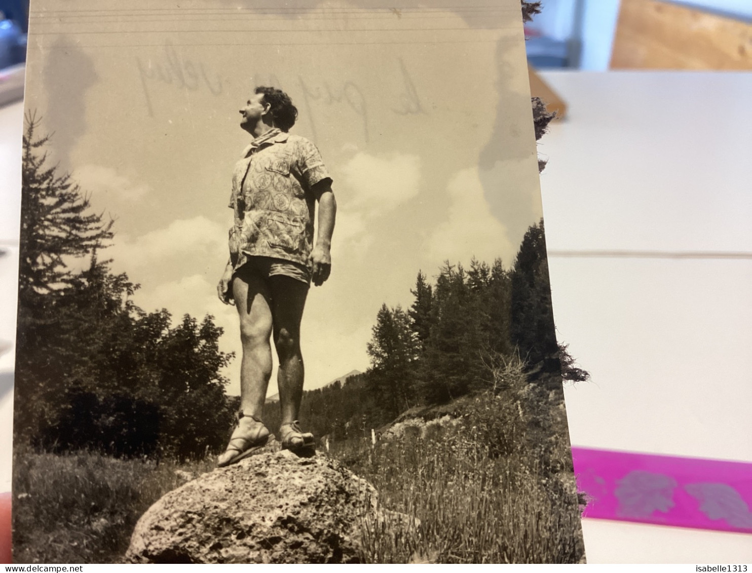 Photo Snapshot 1950  Le Puy-en-Velay Homme, Debout Sur Un Rocher, Tête, Tournée De Profil En Short, Short, Chemise Chemi - Anonymous Persons