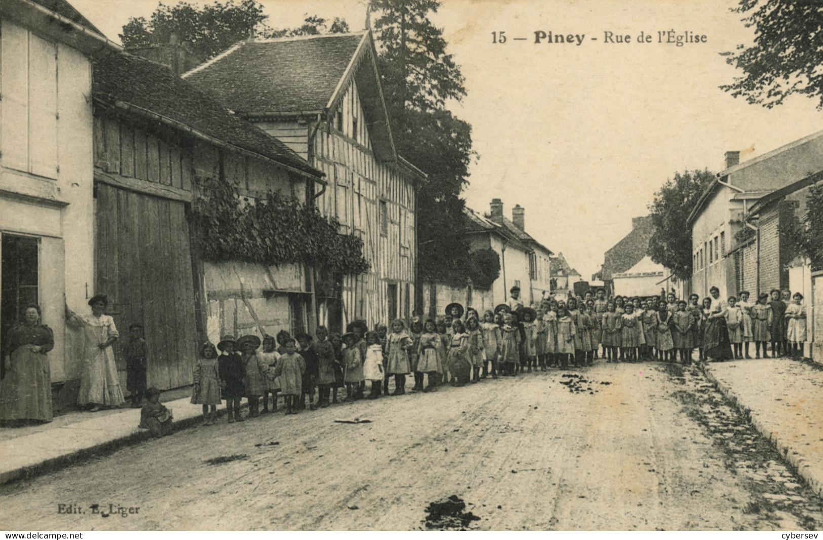 PINEY - Rue De L'Eglise - Elèves De L'Ecole Posant Pour La Photo Datée 1919 - TBE - Autres & Non Classés