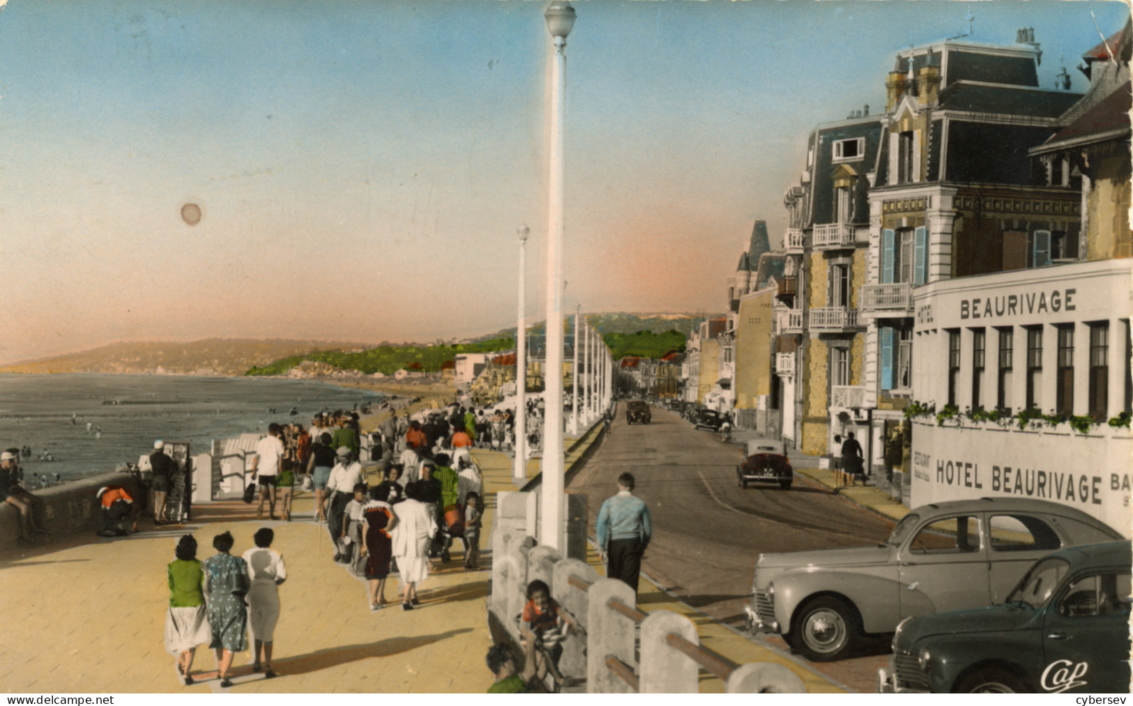 VILLERS-sur-MER - L'Avenue De La République Et La Digue - Hôtel Beaurivage - CPSM Petit Format Datée 1953 - Villers Sur Mer